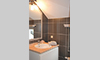 CST: Badkamer met 1 lavabo en regendouche